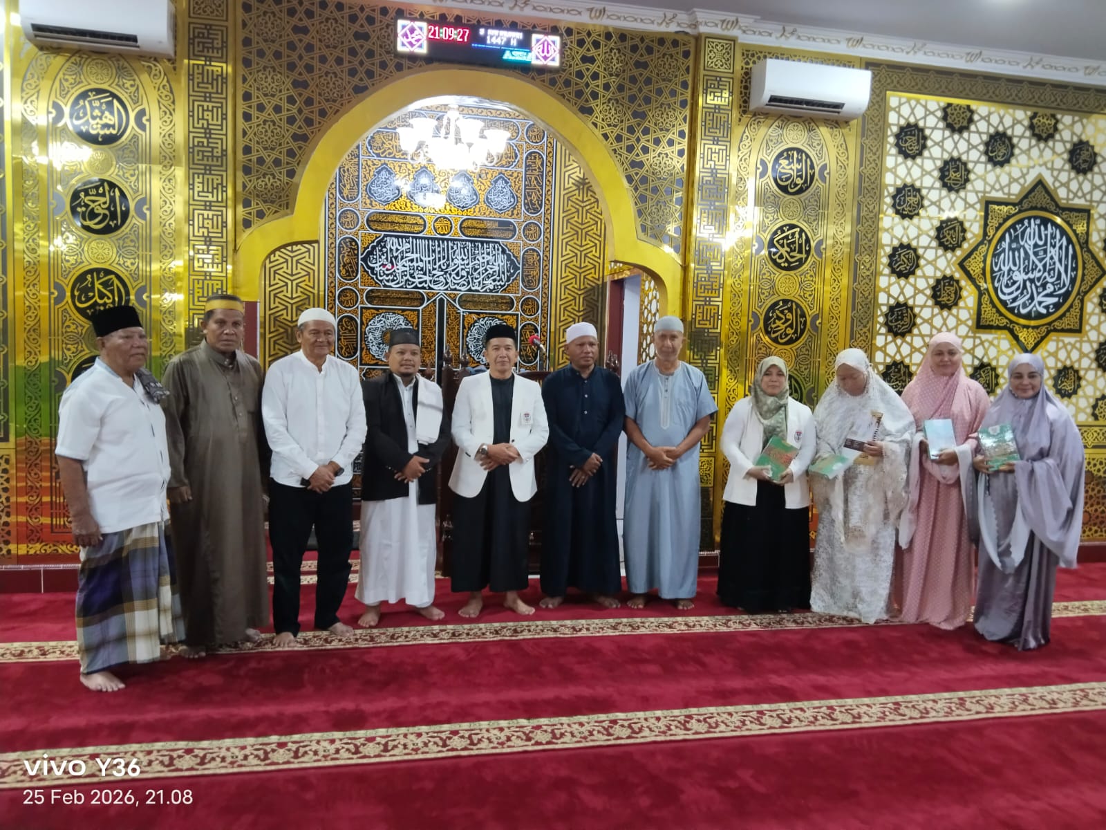 Tim Safari Ramadhan Universitas Andi Djemma Serahkan Al-Qur’an di Masjid Hidayatul Ikhlas Palopo